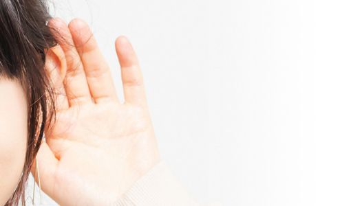 片耳難聴とは。難聴は両方の耳に起こることがよく見受けられますが、片方の耳のみが影響を受けることや、両耳が異なるレベルで影響を受けることも珍しくありません。深刻な難聴が片耳だけに起きている場合、その症状は一側性難聴もしくは一側聾(SSD)と呼ばれます。